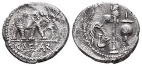 Julio César. Denario. 54-51 a.C. Roma. (Ffc-50). (Craw-443/1). (Cal-640). Anv.: Elefante a derecha pisando una serptiente, en exergo CAESAR. Rev.: Atr...