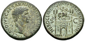 Claudio I. Sestercio. 42 a.C. Roma. (Spink-1852). (Ric-114). Anv.: TI CLAVDIVS CAESAR AVG P M TR P IMP P P. Busto laureado del emperador a derecha. Re...