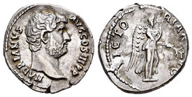 Adriano. Denario. 134-138 d.C. Roma. (Ric-282). Rev.: VICTORIA AVG. Victoria caminando a derecha con rama. Ag. 3,33 g. MBC+. Est...140,00.