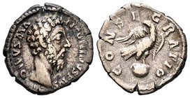 Marco Aurelio. Denario. 180 d.C. Roma. (Spink-5974). (Ric-273). (Seaby-84). Rev.: CONSECRATIO. Águila en pie sobre globo, mirando a izquierda. Ag. 3,2...