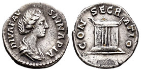 Faustina Hija. Denario. 176 d.C. Roma. (Spink-5217). (Ric-746). Rev.: CONSECRATIO. Altar con puerta. Ag. 3,25 g. MBC. Est...100,00.
