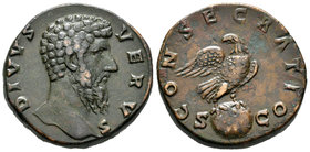 Lucio Vero. Sestercio. 169 d.C. Roma. (Spink-5207). (Ric-1509). Rev.: CONSECRATIO SC. Águila a izquierda sobre globo. Ae. 23,66 g. Pátina marrón. MBC+...