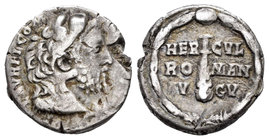Cómodo. Denario. 192 d.C. Roma. (Spink-5644). (Ric-251). Rev.: HER-CVL / RO-MAN / AV-GV. Leyenda en tres líneas, maza entre leyenda y corona de laurel...