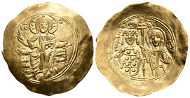 Juan II. Hyperpyron. 1118-1143 d.C. Tesalónica. (Bc-1947). Anv.: Cristo sentado de frente. Rev.: Figuras de Juan II y Virgen nimbada. Au. 4,07 g. Raya...