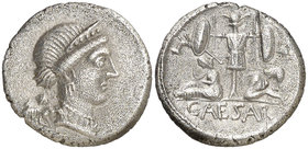 (46-45 a.C.). Julio César. Denario. (Spink 1404) (S. 13) (Craw. 468/1). 3,64 g. Raya en reverso. (MBC+).