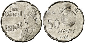 1990. Juan Carlos I. 50 pesetas. (Cal. 68 var). 5,57 g. Error del pantógrafo. EBC-.