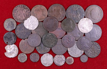 Lote de 26 cobres españoles distintos, incluye 6 vellones franceses. Total 32 monedas. A examinar. MC/MBC-.