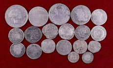 Lote de 19 monedas españolas en plata, distintos periodos y valores. A examinar. BC/MBC.