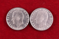 1983. Juan Carlos I. 100 pesetas. (Cal. 41 var). Lote de 2 monedas. En canto flores de lis en distinta posición. S/C-.
