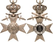Orden deutscher Länder Bayern
Militärverdienstkreuz des MVO, 2. Klasse mit Krone und Schwertern Verliehen 1913-1918. Alpaka versilbert. 65,5 x 42 mm,...