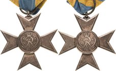 Orden deutscher Länder Preußen
Verdienstkreuz in Silber Verliehen 1912.1918. Silber. 39,5 x 39,5 mm, 16,1 g (mit Band). Am Band Nimmergut 2456 OEK 18...
