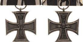 Orden deutscher Länder Preußen
Eisernes Kreuz 1870, 2. Klasse Verliehen 1870-1873. Eisen geschwärzt, Silber. 42 x 42 mm. Band über eine trapezförmige...