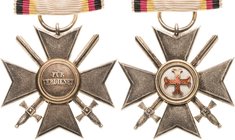 Orden deutscher Länder Waldeck und Pyrmont
Verdienstkreuz, Ehrenkreuz mit Schwertern Verliehen 1914-1918. Silber matt, Silber und emailliert. 39 x 39...
