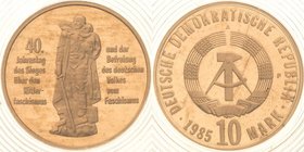 Proben
 10 Mark 1985 A 40. Jahrestag der Befreiung - Materialprobe in 333er Gold.. Im verplombten Originaletui und Zertifikat der VEB Münze der DDR, ...