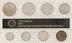 Kursmünzensätze in Stempelglanz
 1 Pfennig bis 5 Mark Brandenburger Tor 1990. Brandenburger Tor. Original in Noppenfolie eingeschweißt Stempelglanz...