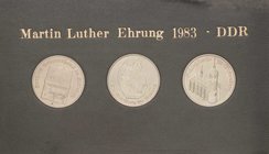 Thematische Sätze
1983 Martin Luther-Ehrung der DDR 5 Mark 1983. Eisleben, Schloßkirche Wittenberg und Wartburg. In Hartplastik Jaeger 1586, 1588, 15...