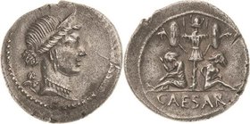 Römische Republik
C. Julius Caesar 46 v. Chr. Denar Heeresmünzstätte Spanien Venuskopf mit Diadem nach rechts, dahinter Cupido / Gallia und ein Galli...