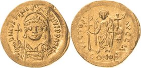 Justinianus I. 527-565 Solidus 538/542, Constantinopel Brustbild mit Helm und Kreuzglobus von vorn, DN IVSTINIANVS PP AVG / Victoria steht mit Kreuzst...
