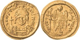Justinianus I. 527-565 Solidus 542/552, Constantinopel Brustbild von vorn mit Helm und Kreuzglobus, DN IVSTINIANVS PP AVG / Victoria steht von vorn mi...