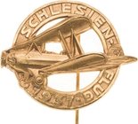 Slg. Joos - Medaillen, Plaketten, Abzeichen der Luftfahrt 1783-1945
 Vergoldetes Abzeichen 1937. Schlesienflug. 4 Flugzeuge über Rathaus. 42,6 x 34,4...