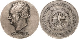 Medailleur Bosselt, Rudolf 1871-1938
 Versilberte Bronzegußmedaille 1932. Ehrenpreis des Reichspräsidenten auf den Verfassungstag im Goethejahr. Kopf...