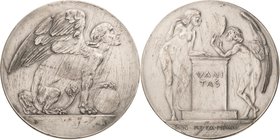 Medailleur Dasio, Maximilian
 Versilberte Bronzemedaille 1905 (M. Dasio / C. Poellath) Vanitas. Sphinx nach rechts, dessen linke Vorderpranke auf ein...