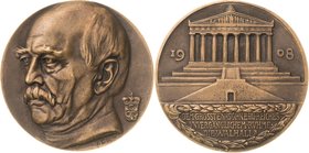 Medailleur Goetz, Karl 1875 - 1950
 Große Bronzegussmedaille 1908. Aufstellung der Büste von Bismarck in der Walhalla. Kopf halblinks, rechts Familie...