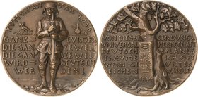 Medailleur Goetz, Karl 1875 - 1950
 Bronzegussmedaille 1918. Auf das Neue Jahr. Ein Soldat von vorn hält mit beiden Händen ein Schwert, rechts und li...