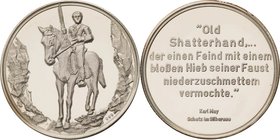König, Helmut 1934-2017 Silbermedaille 1991. Karl May Ehrung. Old Shatterhands mit Gewehr auf einem Pferd nach links / 7 Zeilen Schrift. 40 mm, 25,6 g...