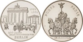 König, Helmut 1934-2017 Silbermedaille 1991. 200 Jahre Brandenburger Tor. Brandenburger Tor / Quadriga. 40 mm, 30,7 g Engler 855 Polierte Platte-