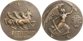 Ungarn
Medaillen Bronzegussmedaille 1936 (I. Ivanki) 250 Jahre Befreiung von Buda. 3 bewaffnete Reiter / nach rechts schreitender Engel mit Schwert u...