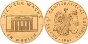 Berlin
 Goldmedaille 1967. Neue Wache / Siegesgöttin. 26,5 mm, 14,91 g. Ca. 900er Gold GOLD. Kl. Flecke, Stampelglanz-