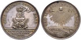 KAISER KARL VI. 1711-1740 
 Medaillen Kaiser Karls VI. 
 Silbermedaille 1723. Auf die böhmische Krönung in Prag. Auf einem Postament mit Löwen- und ...
