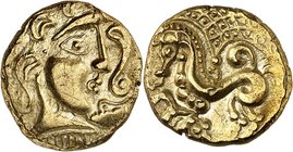 GAULE
Parisii (60-40 av. J.C.). Statère d’or classe II.
Av. Tête à droite l’œil de face, les cheveux séparés en grosses mèches, rinceau vertical à d...