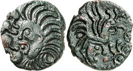GAULE
Bellovaques (60/30-25 av. J.C.). Bronze au coq.
Av. Tête stylisée à gauche. Rv. Coq à droite.
DT.509, LT. 8584. 17 mm. 2,67 g. 9h.
Provenanc...