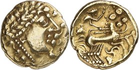 GAULE
Éduens (IIème siècle av. J.C.). Statère au triskèle, type de Beaune.
Av. Tête stylisée à droite d’Apollon. Rv. Bige à droite conduit par un au...