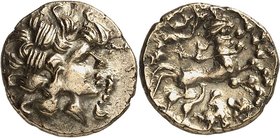 GAULE
Redones / Vénètes (Ier siècle av. J.C.). 1/4 statère d’éléctrum hybride.
Av. Tête à droite à la grande chevelure bouclée. Rv. Cheval au dessus...