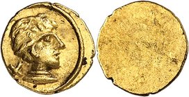 GRÈCE ANTIQUE
Étrurie, Populonia (350-250 av. J.C.). 10 unités d’or.
Av. Tête masculine à droite, X derrière la nuque, cercle linéaire. Rv. Lisse.
...