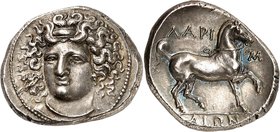 GRÈCE ANTIQUE
Thessalie, Larissa (356-342 av. J.C.). Statère d’argent.
Av. Tête de la nymphe Larissa de face, légèrement tournée vers la gauche, les...
