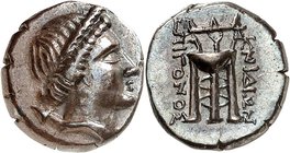 GRÈCE ANTIQUE
Carie, Cnide (ca 250-210 av. J.C.). Tétrobole d’argent.
Av. Tête d’Aphrodite à droite, le carquois sur l’épaule. Rv. Trépied, à gauche...