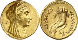 GRÈCE ANTIQUE
Royaume Lagide, Ptolémée II (285-246 av. J.C.). Octodrachme d’or, Alexandrie, frappé sous Ptolémée II 253/2-246 av. J.C.
Av. Tête voil...