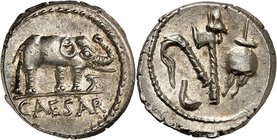 RÉPUBLIQUE ROMAINE
Jules César (60-44 av. J.C.). Denier.
Av. Éléphant à droite piétinant un serpent. Rv. Simpule, aspersoir, hache et bonnet de flam...