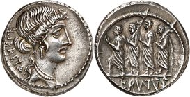 RÉPUBLIQUE ROMAINE
Junius Brutus. Denier 54 av. J.C.
Av. Tête de Liberté à droite. Rv. Le consul L. Junius Brutus marchant à gauche entre deux licte...