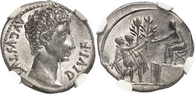 EMPIRE ROMAIN
Octave Auguste (27 av. JC - 14 ap. J.C.). Denier 15 av. J.C. Lyon.
Av. Tête à droite. Rv. Auguste assis à gauche tendant la main Tibèr...