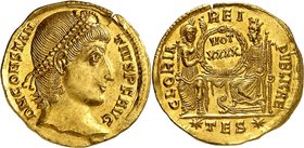 EMPIRE ROMAIN
Constantius II (337-361). Solidus 355-361, Thessalonique.
Av. Tête diademée à droite. Rv. Rome et Constantinople tenant un bouclier.
...