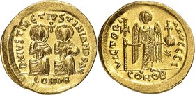 EMPIRE ROMAIN
Justin et Justinien (527). Solidus, Constantinople.
Av. Les deux co-empereurs trônant de face. Rv. Ange debout de face, tenant une lon...