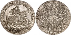 ALLEMAGNE
Saxe-Albertine Georges Ier (1615-1656). Thaler 1628 HI, Dresde.
Av. Le roi à cheval à droite. Rv. Écu à quartiers surmonté de heaumes.
Da...