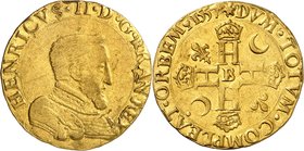 FRANCE
Henri II (1547-1559). Double henri d’or 1er type, 1557 B, Rouen.
Av. Buste cuirassé à droite. Rv. Croix formée de 4 H couronnés, au centre la...