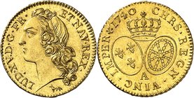 FRANCE
Louis XV (1715-1774). Louis d’or au bandeau 1740 A, Paris.
Av. Tête ceinte d’un bandeau à gauche. Rv. Deux écus ovales couronnés.
Dup. 1643,...