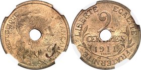 FRANCE
IIIème République (1870-1940). 2 centimes 1911, essai en laiton perforé.
Av. Buste de la République à droite. Rv. Valeur dans une couronne.
...